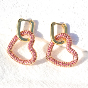 Orecchini a cuore placcati oro 18K con zirconi rosa su superficie in pietra bianca