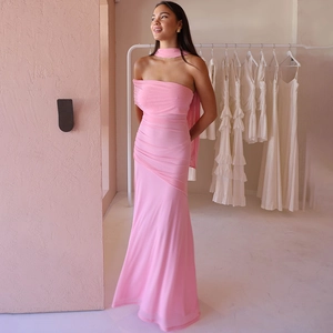 Détail d'une robe maxi rose bustier avec écharpe assortie en tissu élégant et fluide