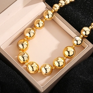 Poliertes goldfarbenes Perlen-Titanstahlhalsband in einer luxuriösen Schmuck-Geschenkbox