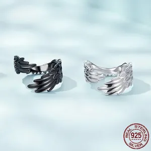Coppia di anelli a forma di ala in argento sterling 925 con finiture nero e argento