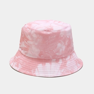 Dettaglio del cappello pescatore in cotone tie-dye rosa e bianco con cuciture rinforzate