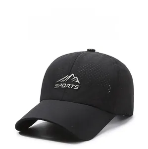 Dettaglio del tessuto a rete traspirante e del logo sportivo argento sul cappello nero