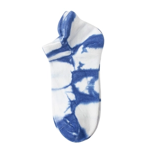Tie-dye street style cotton ankle socks with blue patterns and heel tab on white base