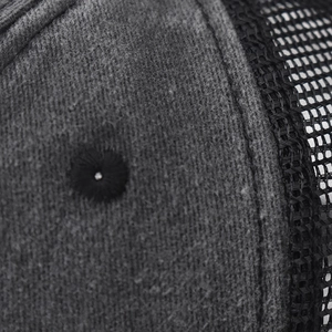 Détail du tissu en coton gris vintage et des coutures en maille de la casquette