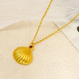 Elegante goldene Muschelanhänger-Halskette aus Titanstahl mit poliertem Finish