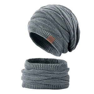 Dunkelgraues Set aus Strickmütze und Schal mit Rippenmuster und Sport-Patch