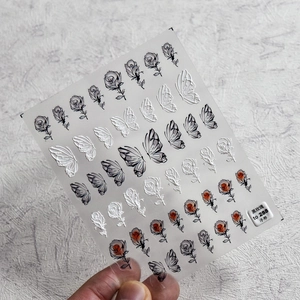 Détail d'autocollants pour ongles 5D motif roses noires et papillons avec relief