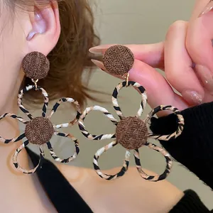 Boucles d'oreilles fleurs tissées motif léopard marron style bohème pour femmes