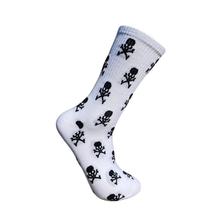Gros plan détaillé sur une chaussette blanche à motifs de crânes pixélisés noirs