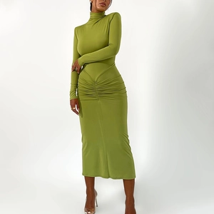 Détail de robe longue verte à col montant avec design froncé élégant à la taille et hanches