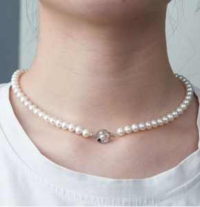 Dettaglio collana perle acqua dolce 6-7mm con chiusura a fiore in argento S925