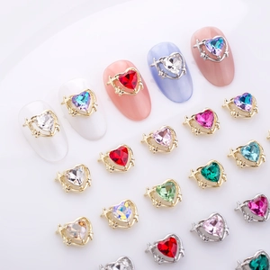 Vue macro de strass pour ongles en cœur avec cadres étoilés et gemmes colorées