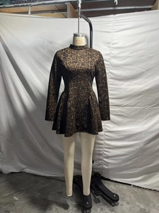 Détail de robe léopard en suédine avec col montant et ourlet à basque volanté