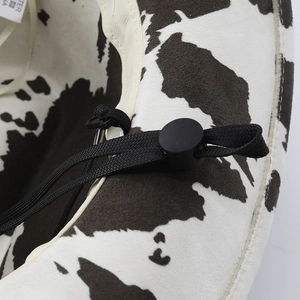 Détail du chapeau de cowboy à motif vache avec cordon coupe-vent noir réglable et boucle