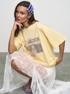 T-shirt jaune oversize vintage avec imprimé Paris et jupe en dentelle blanche