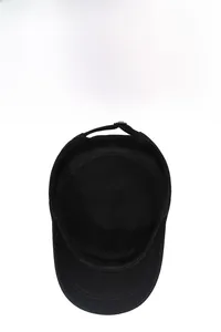 Détail de la casquette militaire en coton avec boucle en métal et tissu respirant de qualité