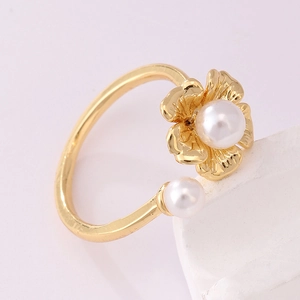 Detail of 18K gold plated adjustable ring with zircon floral design and white pearls