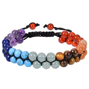 Dettaglio del bracciale a doppio strato in pietre naturali da 6mm con cordino intrecciato
