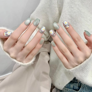 Handmade oil painting daisy press-on nails with a soft green cat-eye glitter finish