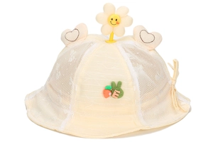 Détail d'un chapeau de soleil bébé avec maille respirante, oreilles cœur et fleur