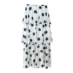 Detail eines mehrlagigen Stufenrockes mit klassischem schwarz-weißem Polka-Dot-Muster