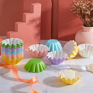 Vista macro di pirottini per cupcake colorati e pieghettati su superficie di marmo