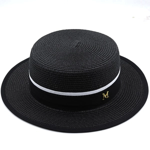 Cappello paglia nero a testa piatta con nastro a righe bianche e logo dorato lettera M