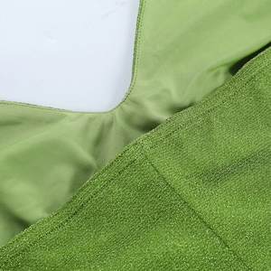 Détail macro du tissu à paillettes vertes et doublure douce pour robe à épaules nues