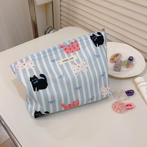 Détail de la trousse de maquillage en coton à rayures bleues avec motifs de chat