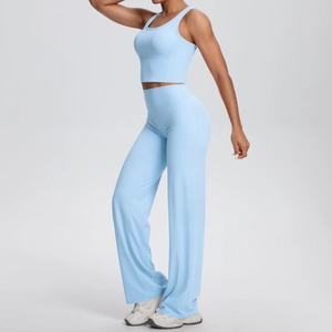 Dettaglio del set yoga azzurro che mostra il tessuto a maglia e le cuciture piatte