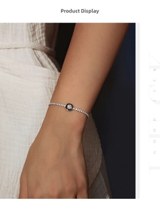 Détail du bracelet tennis en argent avec diamants et émail noir sur poignet féminin