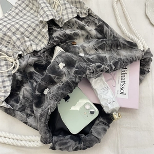 Detail eines Karo-Rucksacks mit Batik-Stoff zeigt den geräumigen Innenraum der Tasche