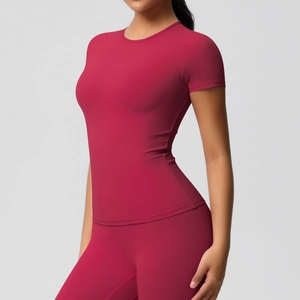 Nauwsluitende donkerrode yogaset met T-shirt met korte mouwen en hoge taille legging