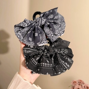 Set di due pinze per capelli con fiocchi a stampa paisley in tessuto nero e bianco vintage