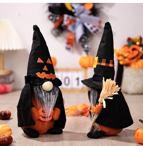 Dettaglio di gnomo di Halloween in peluche con zucca e scopa per decorazione casa