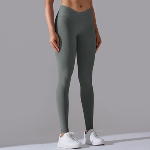 Dettaglio della vita alta a V incrociata sui leggings da yoga senza cuciture grigio-verde