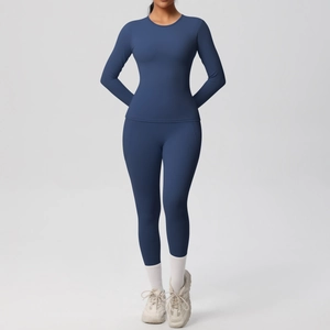 Détail de l'ensemble de yoga bleu marine avec haut à manches longues et legging