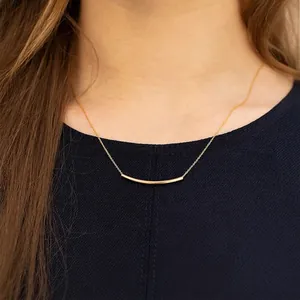 Minimalistische S925 Sterlingsilber Halskette mit goldener gebogener Stange am Model