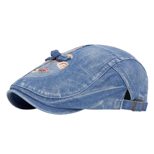 Ethno-Baskenmütze aus gewaschenem Denim für Damen mit Blumen-Patch und Metallschnalle