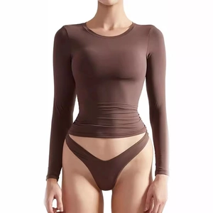 Set top a maniche lunghe marrone scuro slim fit e slip bikini a vita alta donna