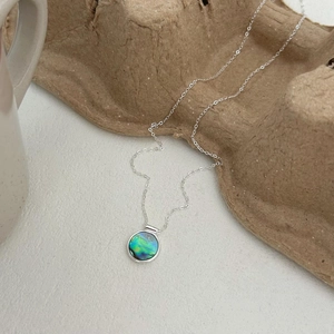 Retro 925 sterling silver necklace with iridescent round abalone shell pendant on fine chain