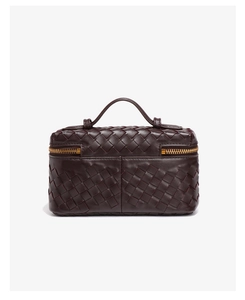 Handgefertigte Lederhandtasche Detailansicht, dunklebraune Box-Tasche mit goldenen Reißverschlüssen.