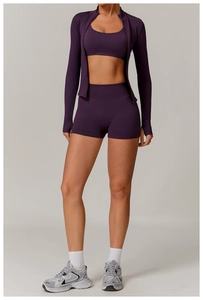 Ensemble de yoga violet 3 pièces avec veste passe-pouce, haut et short taille haute