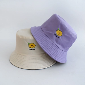 Reversible cotton bucket hat with lemon fruit embroidery in light purple and beige tones