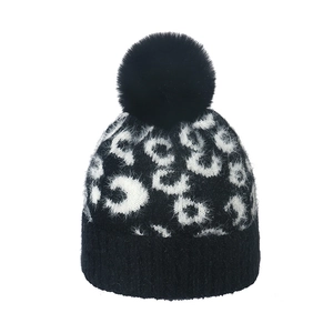 Bonnet en maille léopard pour femme avec pompon en fourrure et revers noir pour l'hiver