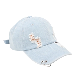 Hellblaue verwaschene Denim-Baseballkappe mit modischen Rissen und silbernen Metallringen
