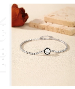 Détails du bracelet tennis en argent avec zircons et cercle en émail noir élégant