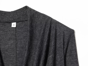 Makro-Detail von dunkelgrauem Lyocell T-Shirt mit Stricktextur und Schulternaht