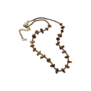Collier bohème en pierre d'oeil de tigre irrégulière avec fermoir doré et chaînette