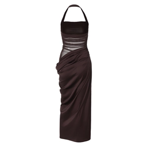 Détail de la robe dos nu marron foncé en satin plissé avec empiècement en résille à la taille